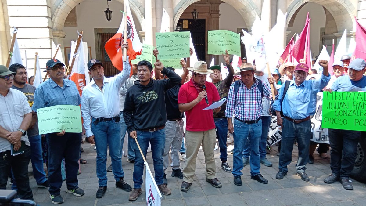 Dos organizaciones parasitarias: Alianza de Pueblos por Justicia Social y la acomodaticia 'Lubizha', bloquean acceso a Palacio de Gobierno. Piden lana para obras. A quién representan? Ya, ciérrenle la llave a esos vividores! @ZonaRoja_Oaxaca @SEGO_Oax @ortizromeroc @efektoaguila