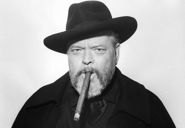 'Nacemos solos, vivimos solos, morimos solos. Únicamente a través del amor y la amistad podemos crear la ilusión momentánea de que no estamos solos'. Orson Welles