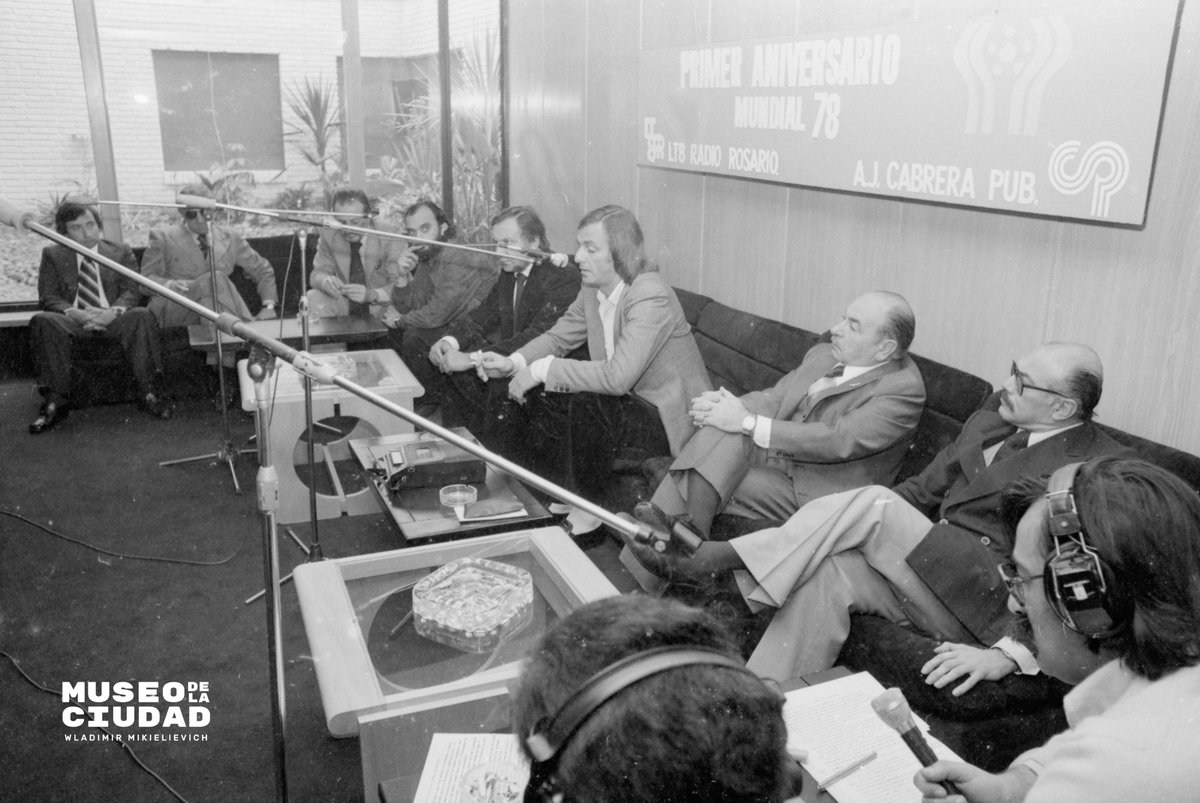 Cesar Luis Menotti (Rosario, 5/11/1938 - Buenos Aires, 5/05/2024) en conferencia de prensa a un año del Campeonato Mundial de fútbol.
Col. La Tribuna 1979
Archivo Fotográfico Museo de la Ciudad