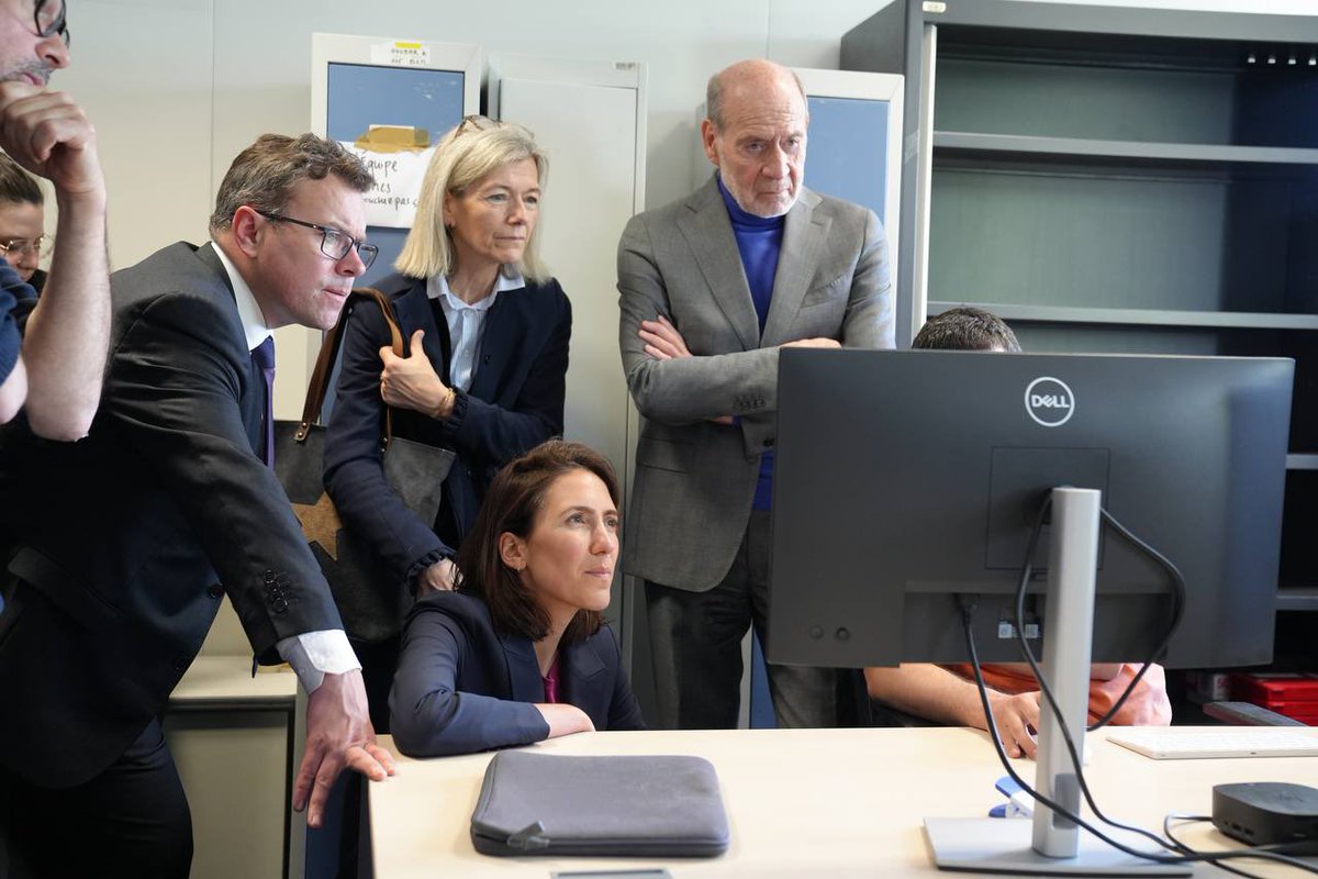 À l’institut <a href="/GustaveRoussy/">Gustave Roussy</a> avec <a href="/ValerieHayer/">Valérie Hayer</a> et <a href="/CBeaune/">Clément Beaune</a>. 

Avec le Plan cancer 🇪🇺, nous avons porté des ambitions fortes pour trouver de nouveaux traitements.

Dans notre programme @BesoindEurope, nous défendons un véritable plan pour renforcer la recherche contre le cancer.