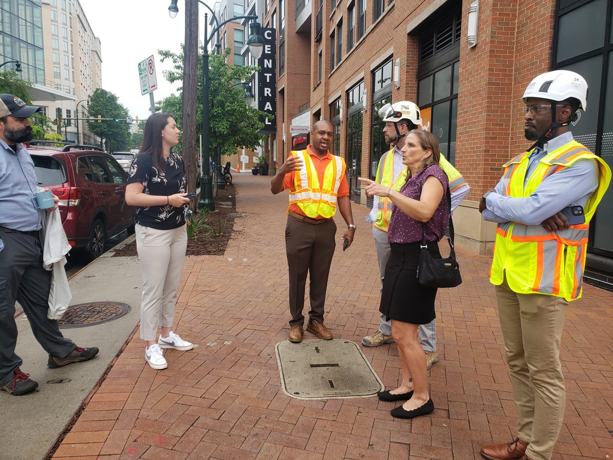 When significant work and detours are coming to the community, I prefer to meet on the street with @MDSHA, @mtamaryland, & MTS. It's important to consider, visualize, and mitigate the impacts on everyone who moves in and through the area. @PurpleLineMD