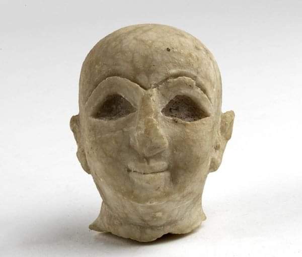 A Sumerian Statuette (2600 BC) found in Nippur, Iraq. 

The archaic smile was used by Mesopotamian sculptors possibly to suggest that their subject was alive and infused with a sense of well-being.

The Penn Museum, Philadelphia

#archaeohistories