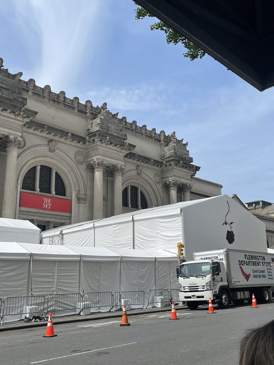I'm back at The Met because Hotels sidewalks are closed.