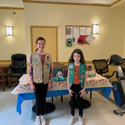 Huge thanks to the late John J. Farrell family for their generous donation of Girl Scout cookies to the John J. Farrell Residence in #Brooklyn! Maureen Herzog, Mr. Farrell's daughter and her three amazing kids are spreading cheer in our community with these sweet treats!🍪#CCBQ