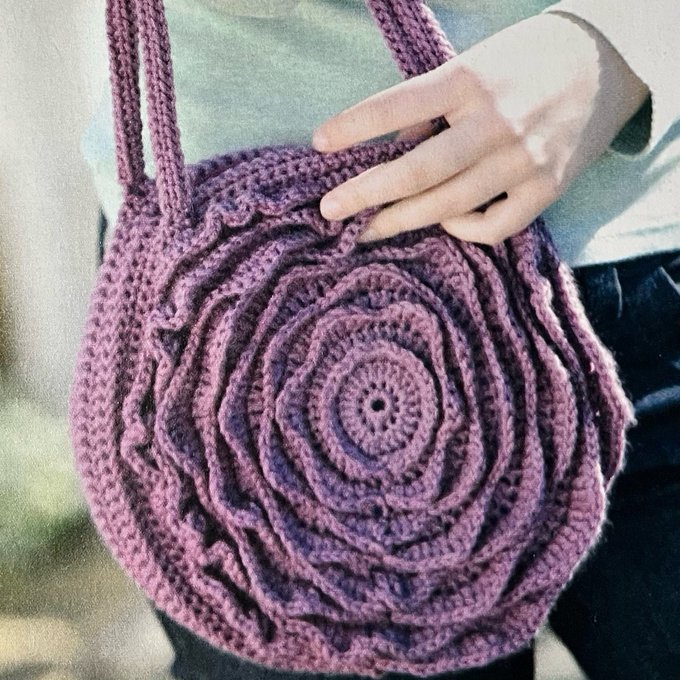 #MHHSBD

𝐂𝐫𝐨𝐜𝐡𝐞𝐭 𝐑𝐨𝐬𝐞𝐭𝐭𝐞 𝐏𝐞𝐭𝐚𝐥 𝐅𝐥𝐨𝐰𝐞𝐫 𝐁𝐚𝐠 💜

This pretty bag is worked in the round and has a three dimensional flower effect on the front, while the back is worked in plain, try a multicoloured to make it really eye catching 🌈

Pattern link below ⬇️