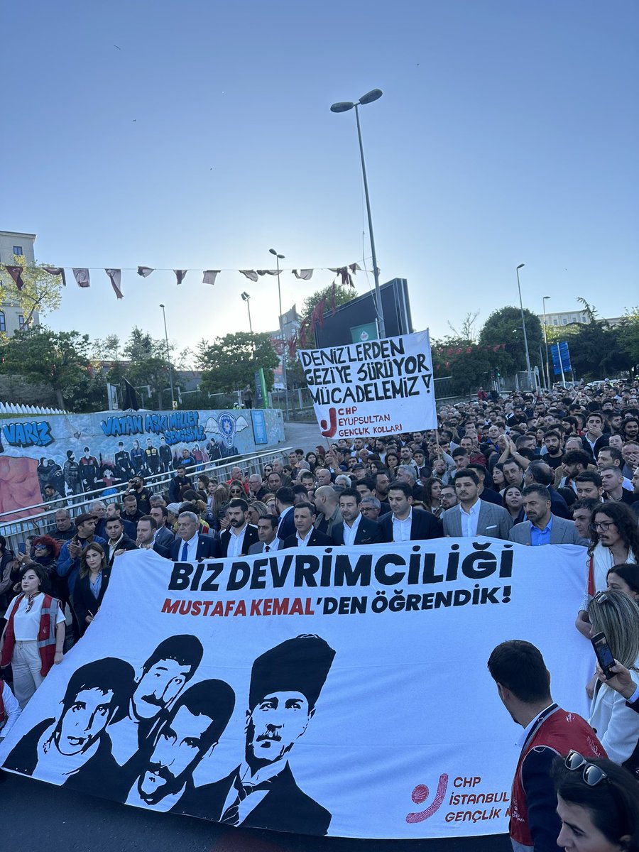 Bizim mücadelemiz Deniz Gezmiş’in mücadelesidir. Bizim mücadelemiz Filistin'in mücadelesidir.