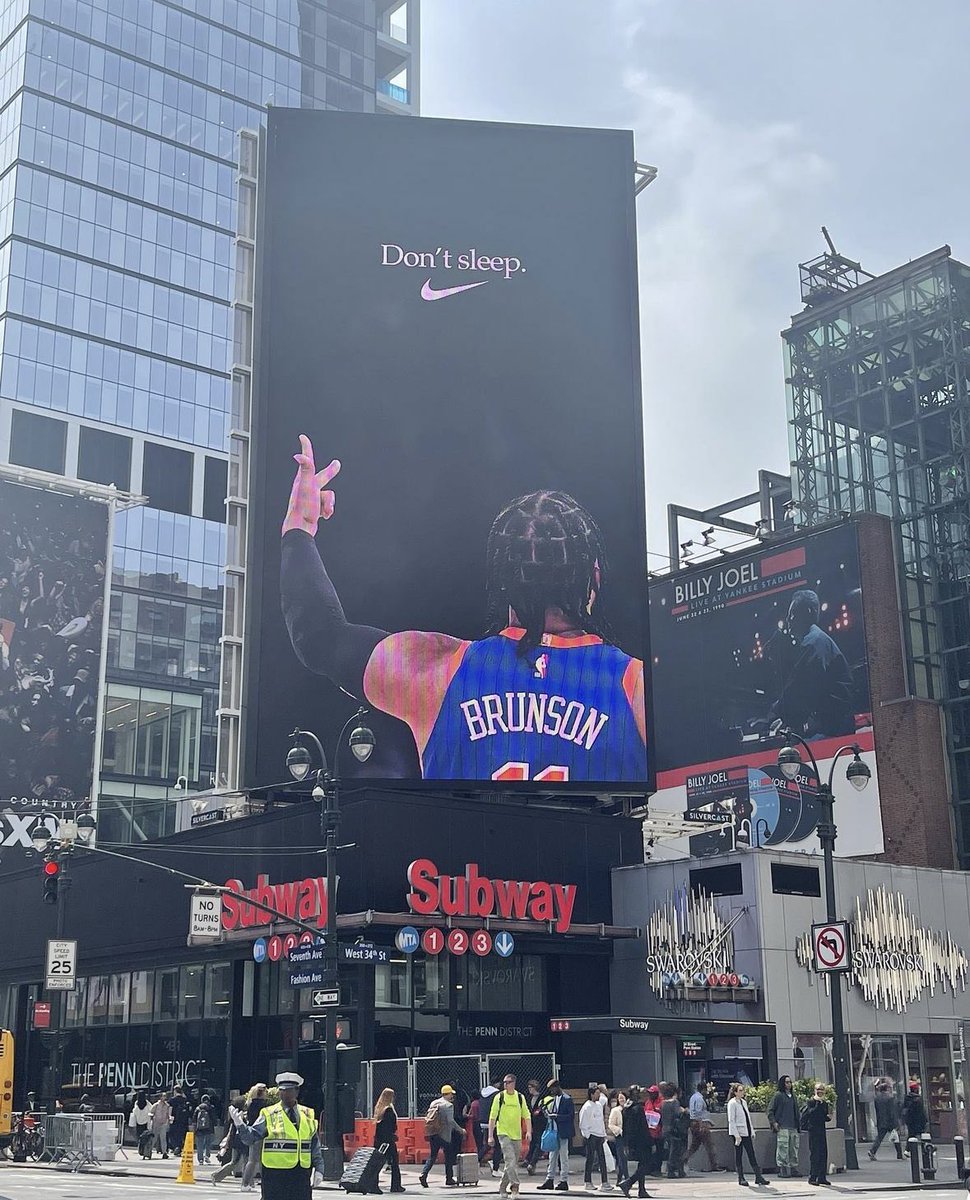 Another angle of the new Jalen Brunson / Nike billboard on 34th and 7th🔥 (via knicks_everything/IG)