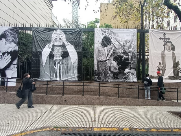 Instalan una carpa en memoria de Carlos Mugica, a los 50 años del 'martirio': Exhiben la muestra fotográfica en el frente de la curia metropolitana El resto de las actividades se harán en la Villa 31 de Retiro. Habrá misas, homenajes diversos y una… dlvr.it/T6VnKX