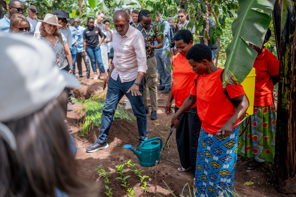 2/4: Our Steering Committee visited @QuestionCafeRW in @RwandaEast to learn the ins and outs of sustainable coffee production & the Urugo Women's Opportunity Center, founded by @WomenforWomen, where they met social enterprises focused on maintaining Rwandan heritage.
