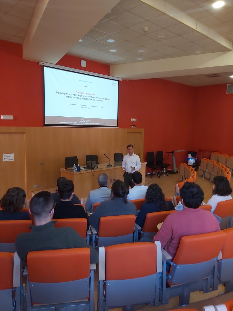 Today, <a href="/HellerJonas/">Jonas Heller</a> presented his interested project analysing how Augmented Reality can affect financial decision-making.
Many thanks to the audience for their interesting comments and suggestions👏🏼!
Thanks also to <a href="/CatInnovacion/">Cátedra de Innovación Comercial</a> for collaborating in this session!📷