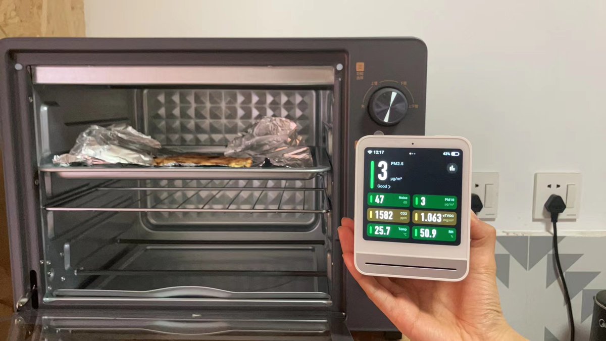 High air pollution from an old and dirty oven vs. low air pollution from a new and clean oven. 🥪 #CleanAir #AirPollution #Cooking #HealthyHome #KitchenUpgrade #AirQuality