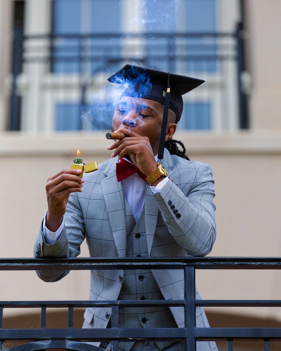 vQThree's tweet image. College Graduate 🤝🏾