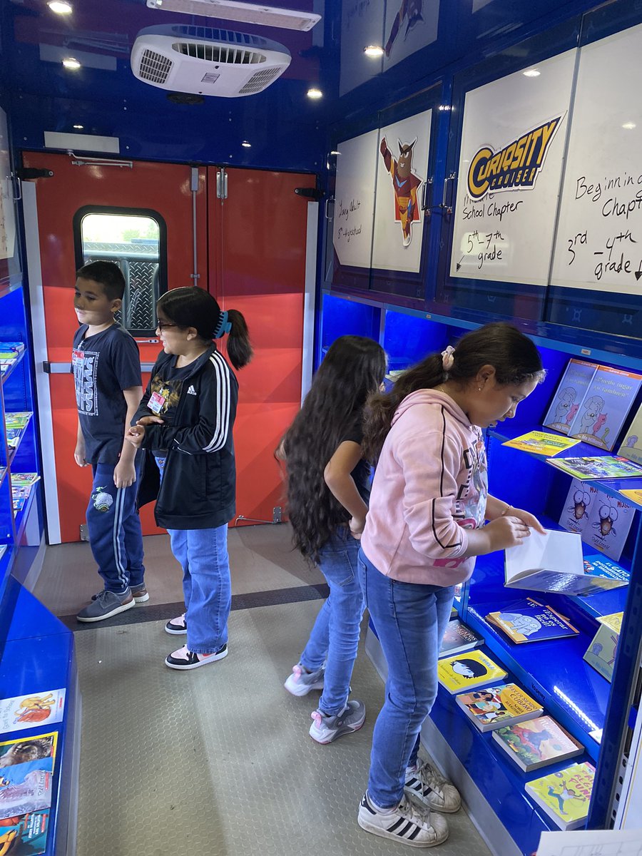 mrswthornhill's tweet photo. Thank you @CuriosityCruis1 and @harriscountypl for visiting our @PearlHallES Panthers today. We love putting books into students’ hands! #PearlHallProud #PantherPride #PISDpride #PISDLAchat https://t.co/1UFsd61G70