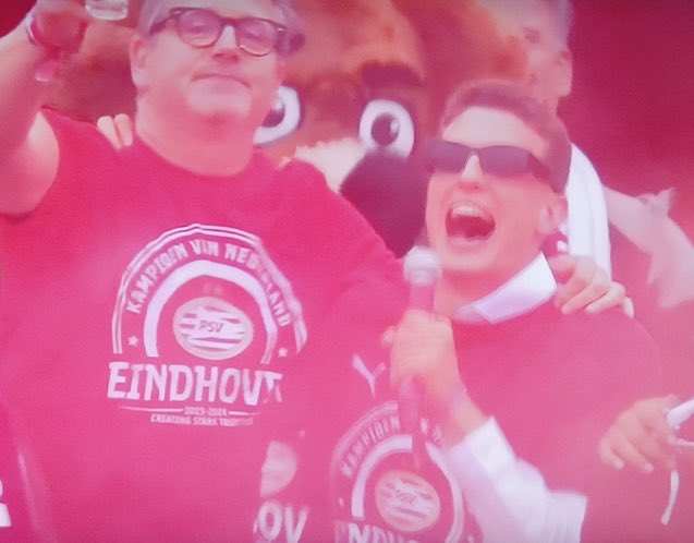 Het is officieel. Guus Til zingt bijna net zo goed als Guus Meeuwis! Wat een feest!

#interessant #campione #psv