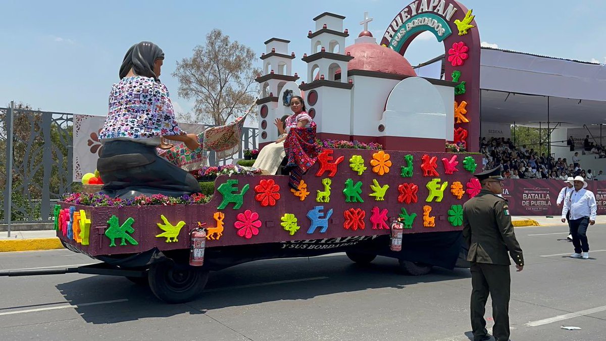 #Puebla | Con el tema “Bordados de Hueyapan” el @cobaep destaca en el desfile del #5DeMayo. 👏