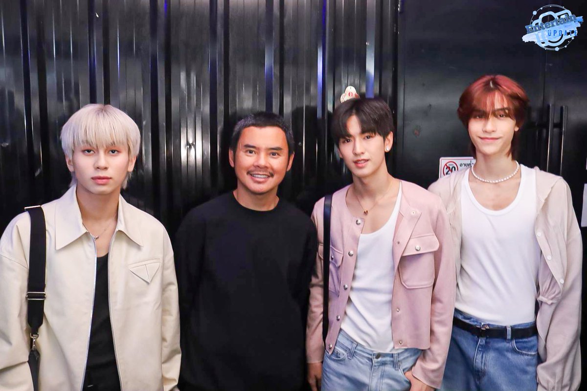 ป่ะป๊าย้งนำทีมพาน้องๆจาก SONRAY MUSIC ร่วมแสดงความยินดีกับ 'พี่แจ๊คกี้ จักริน' ในงาน OTH ENTERTAINMENT PRESS CONFERENCE'

#OTH_PressConference
#OTH_Ent
#OnTheHorizon
#JINWOOKkim
#MADDOCdavies 
#JAYkansopon