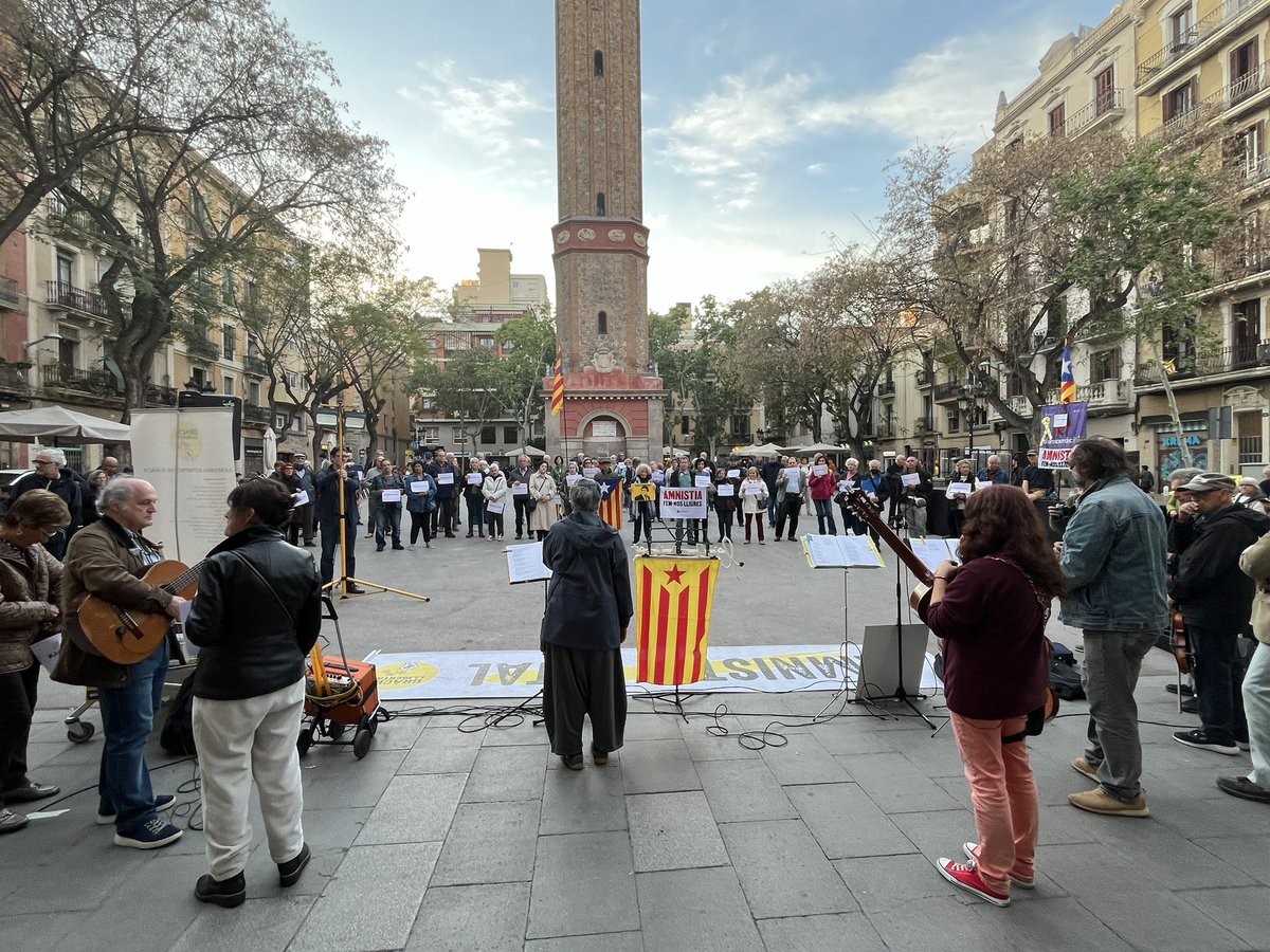 Ara a la Plaça amb @JesusLliure
Solidaritat amb @albertmartnez 

#JoSócTsunami
#NosaltresPerTu