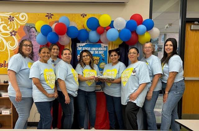 Big thank you to the Mendez Cafe team for their tireless dedication, especially on School Lunch Hero Day celebrated last Friday. Your hard work doesn't go unnoticed. We appreciate you! 🍽️🌟 #SchoolLunchHeroDay #SanMarcosCISD @MendezKids1st