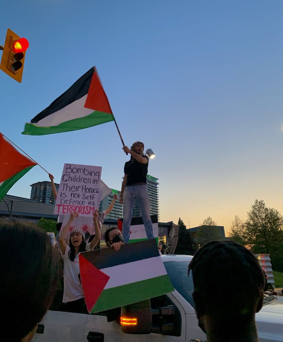 freensohot's tweet image. as the met gala is happening tonight i want to remind you all that palestinan’s are being bombed. they’re being starved. they’re being skinned alive. they’re being tortured. they’re being massacred. demand for a permanent ceasefire and a free palestine 🇵🇸