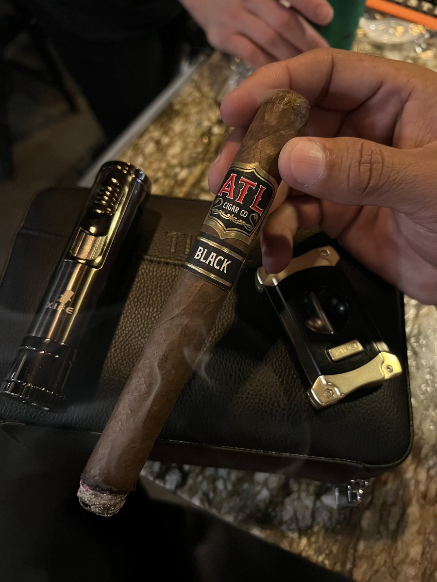 Afternoon start with an ATL Black. Enjoy your day my friends @atlcigarco @xifeicigartools @CigarsWilde #ATLCigars #ATLBlack #WildeCigars #XifeiCigarTools #CigarLifestyle #CigarCulture #CigarSociety #CigarOfTheDay #SmokeClassy #BOTL #SOTL #CigarEnvy #PSSITA #CigarsWithClass #Cigar