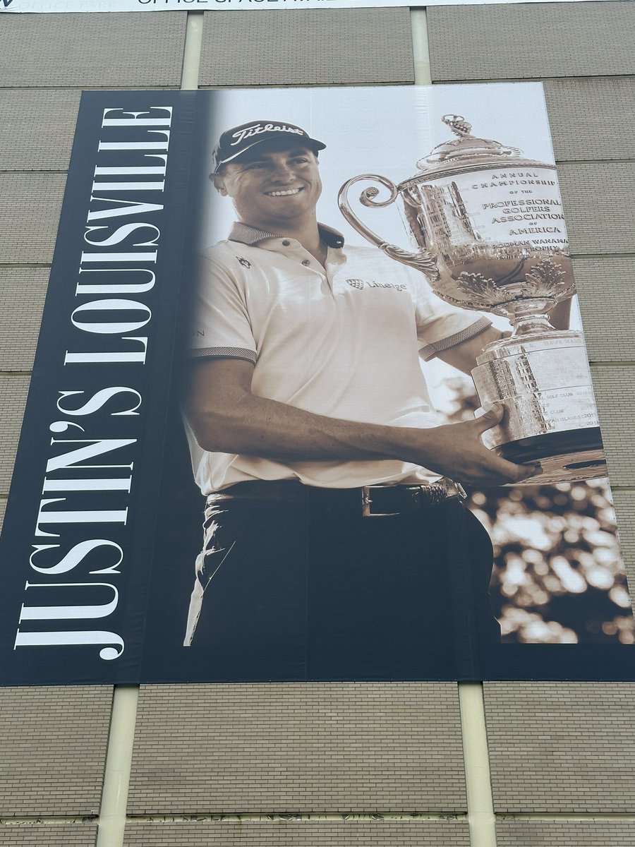 Lots of Louisville love for @JustinThomas34 at the unveiling of his #hometownheroes banner that faces westbound Watterson traffic. @GovAndyBeshear made JT a Ky Colonel & @LouisvilleMayor declared May 6, 2024 Justin Thomas Day. The @PGAChampionship is next week @ValhallaGolf