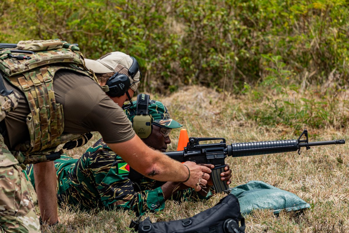 A @7thForces Soldier gives weapons & marksmanship instruction to a Guyana Defence Force service member during exercise #Tradewinds24 in Barbados May 4. The exercise, focused on increasing regional cooperation, includes forces from the U.S. & 25 nations. 📸by Sgt. Joshua Taeckens