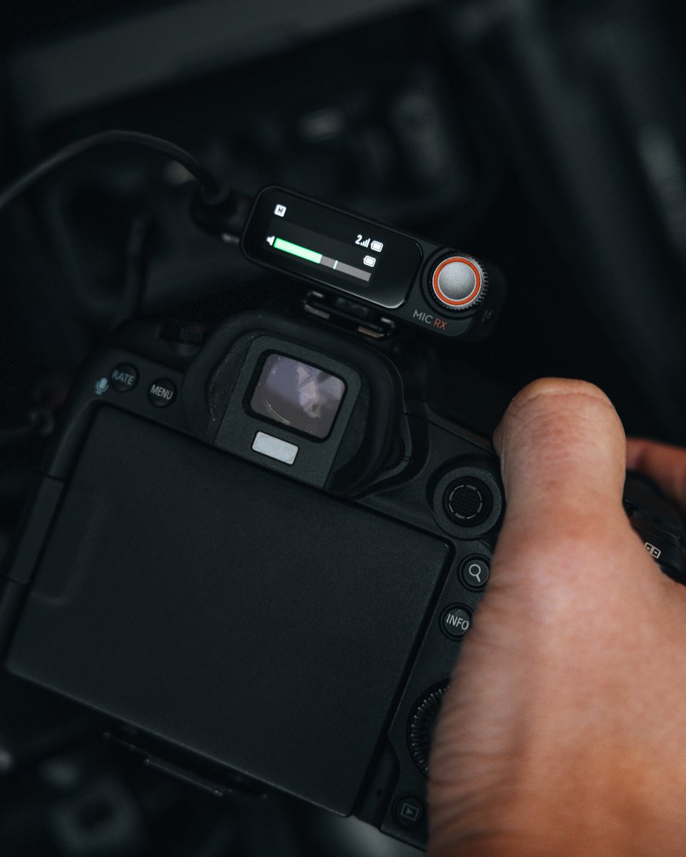 The DJI Mic 2 offers a comprehensive set of features. The receiver can easily attach to the camera, resulting in an uninterrupted filming experience 🔄 Watch this tutorial to see how easy it is to connect it 👉 brnw.ch/21wJwa5 📷 @CunodeBruin