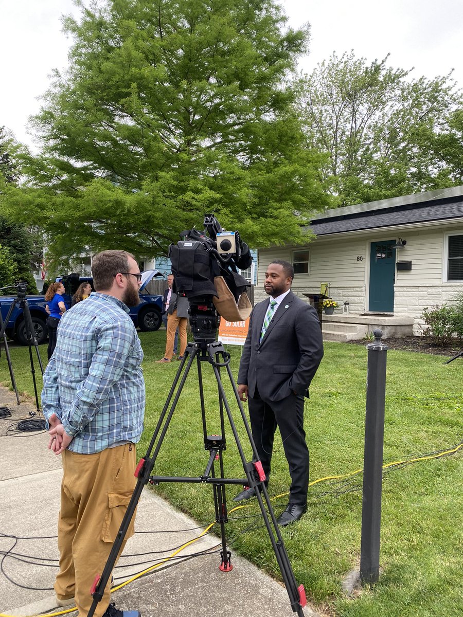 The 2024 Solar Co-Op is a go! Some clouds & rain didn’t deter us from our press conference - thank you Councilmember Wyche for helping us kick things off and to our partners @SolarNeighbors @MORPC @IMPACTCA & @Green_Columbus! Visit solarunitedneighbors.org/Columbus to learn more!☀️