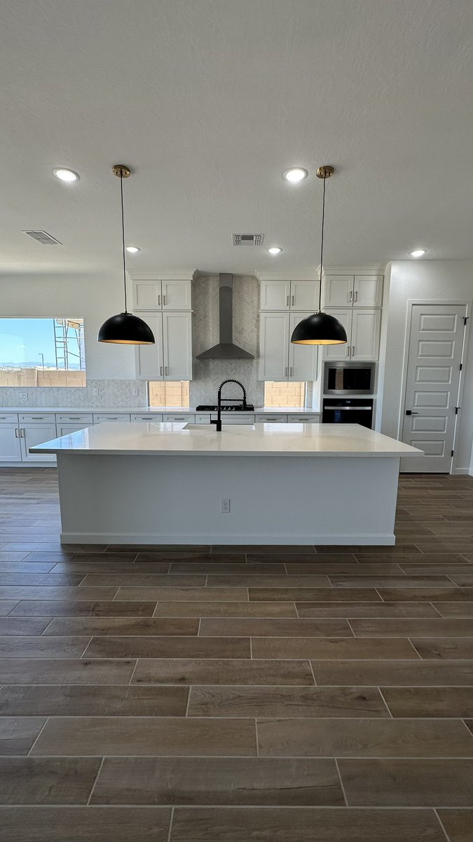 Good things come to those who wait… My sweet clients have waited for their home to be built for about 8 months. Now is time for the fun part of moving in and making it their own! 🥳 #closingday #newhome #newbuildhome #arizonarealestate #queencreekrealestate #movingtoarizona