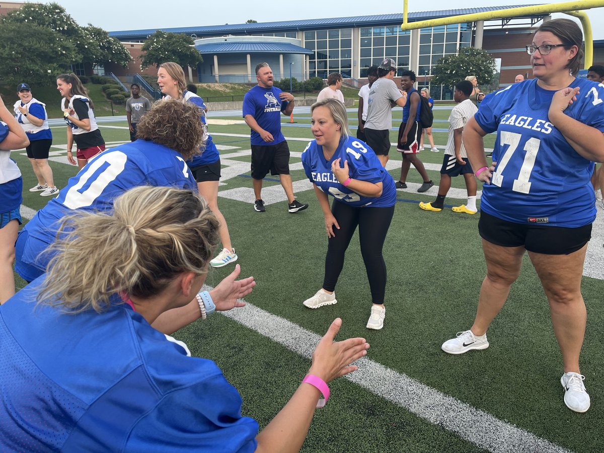 Looking for summer athletic camps? We have several in June/July, incl. a FREE football camp for area youth and a FREE football clinic for moms (last year's shown here). Info: lex2.org/apps/news/arti… @CountyLex @CityofCayce @WestColumbiaSC @SpringdaleSC @southcongareesc #WeAreLex2