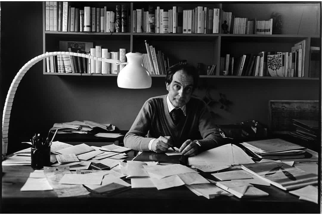 Italo Calvino nefis anlatmış. 'Çocuklukta sıkılmak düşlerle örülüdür; sıkılmak bir başka mekâna, bir başka gerçekliğe seyahat etmek gibidir. Yetişkinlikte sıkılmak ise tekrardan ibarettir; artık hiçbir sürpriz beklemediğimiz bir şeylerin sürüp gitmesidir. '