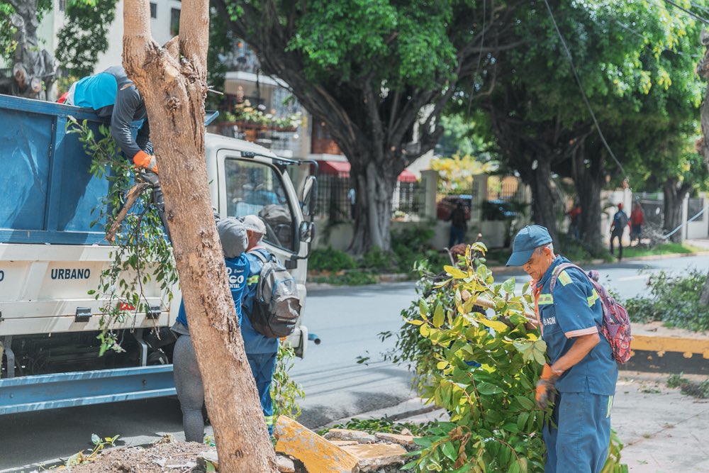 Desde nuestra Dirección de Aseo Urbano y Gestión Ambiental nos encontramos realizando un operativo de limpieza en la 📍Av. Independencia. ¡Continuamos!