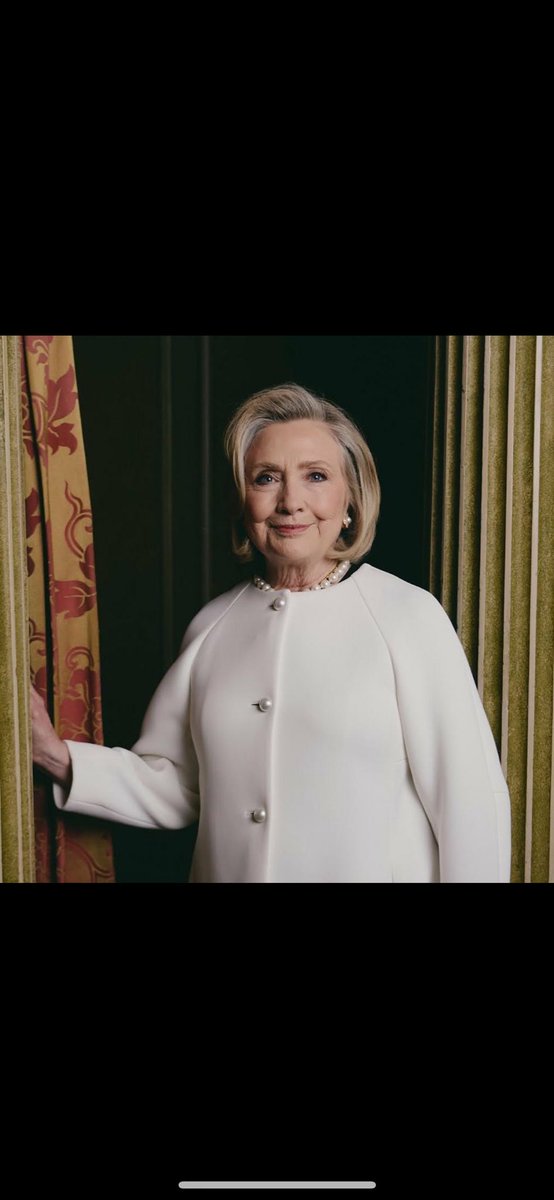 What’s wrong with Hilary Clinton’s neck in this recent picture?