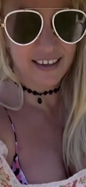 #FreeBritney should be change to #SaveBritney her #teeth looking bad