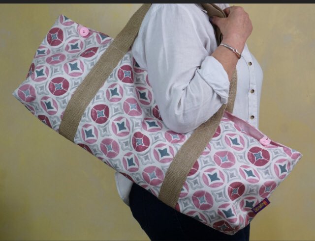 Pretty in pink? Handmade yoga mat bag with zipped pocket for your valuables - more choice online! zebramingo.etsy.com/listing/171078… #womaninbizhour #yogagirl #BankHoliday #smilett23
