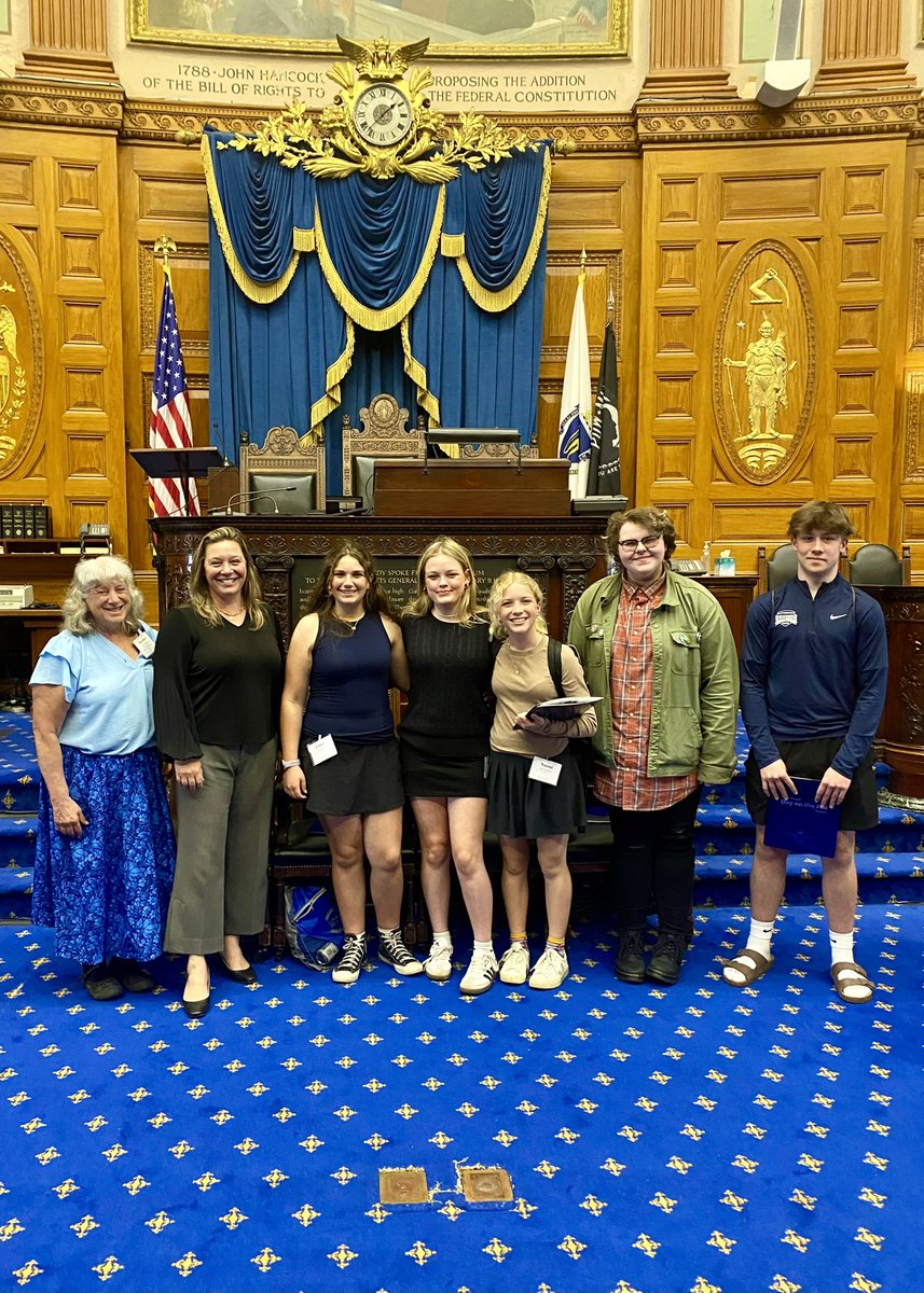 Today is @MASCSchoolComm Day on the Hill! I was blown away by the students from Mohawk Trail Regional HS who drove in to the State House to meet w legislators. Thx to the supportive school committee members who travelled w them to make the case for rural schools! #maedu #mapoli