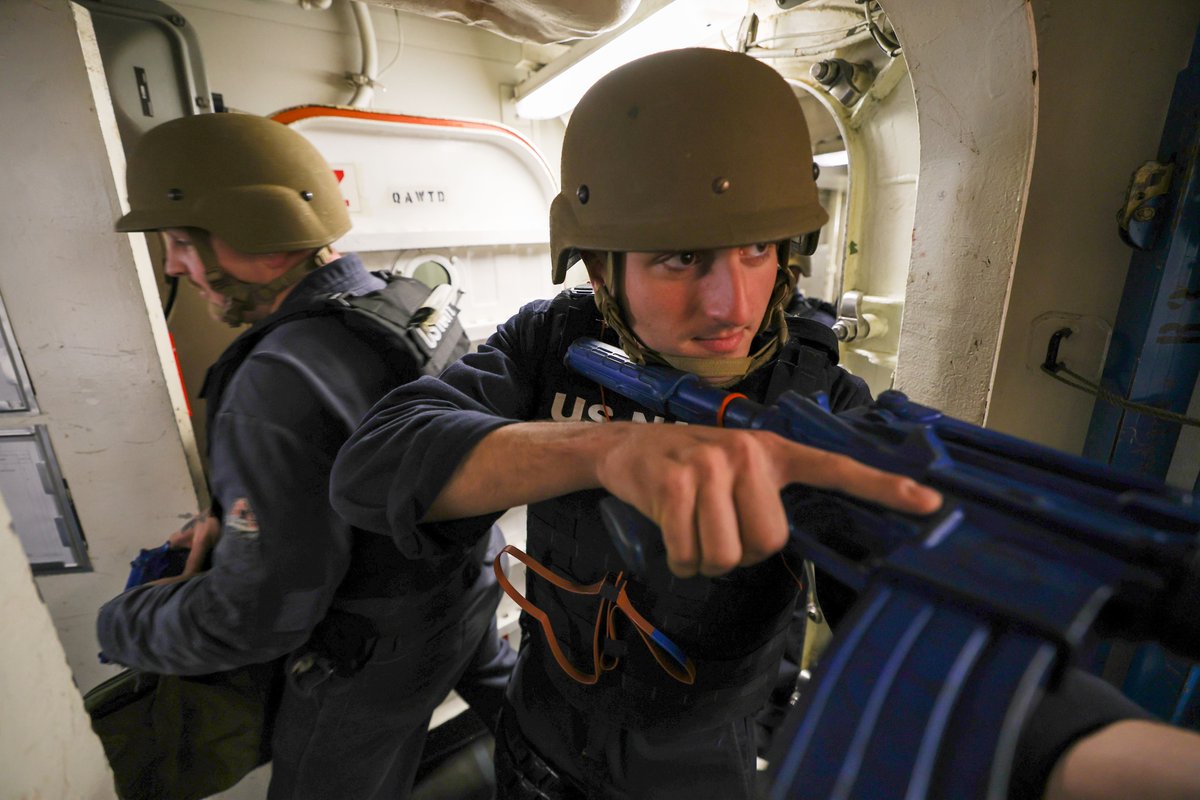 Cover my six. 🤨⚓️💥 Backup Reaction Force (BRF) team member, Ensign Michael Desposito clears a space during an Anti-Terrorism (ATT) drill aboard USS Roosevelt (DDG 80). 📸: Petty Officer 3rd Class Alfredo Marron #Readiness #Training #Drill #DDG80 #USN #Navy #BRF #AntiTerrisom