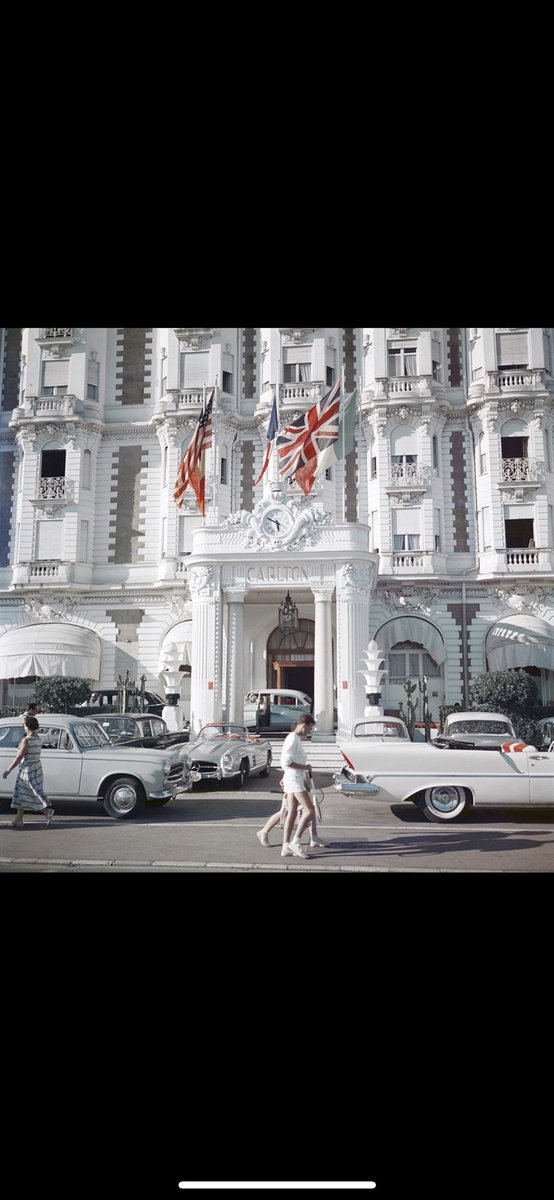 2 photos vintage de #cannes signées Slim Aarons. 1) The entrance to the @CarltonCannes, 1958. 2) Holidaymakers posing outside the Carlton Hotel in Cannes, 1958. Low-cut bikinis were still a relatively new, and risque, fashion at the time #slimaarons #frenchriviera #cotedazur