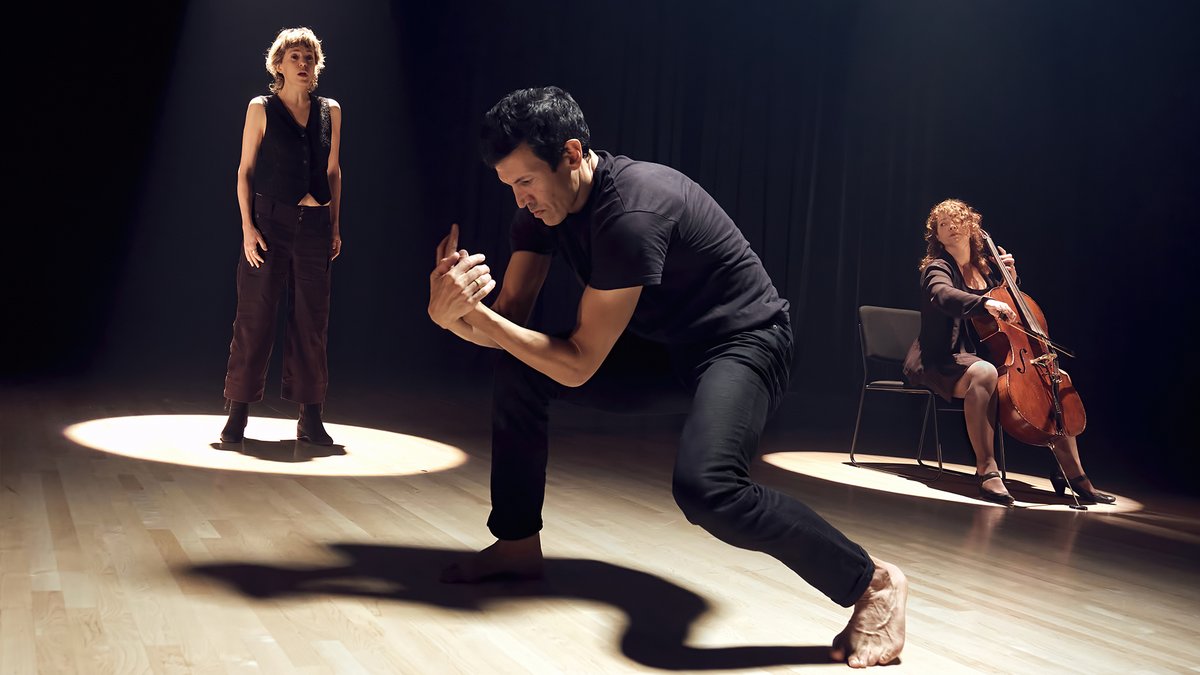 3 chorégraphes, 12 choristes, un spectacle saisissant. CHOEUR ET CHORÉGRAPHES, un touchant mariage entre la musique vocale et les mélodies du corps -&gt; bit.ly/4aVqESG