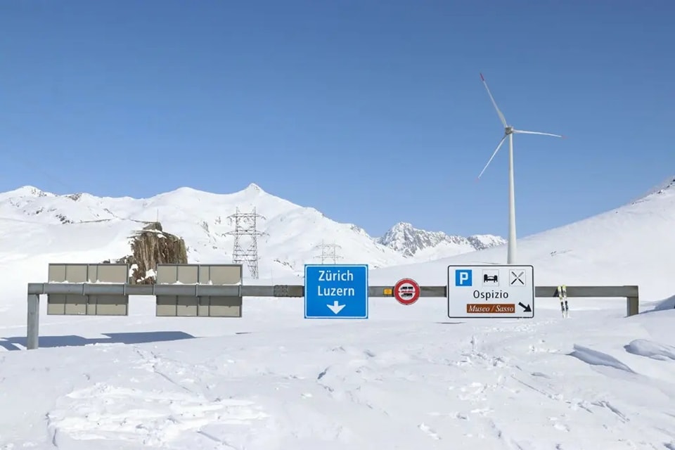 La carretera del paso de San Gotardo en Suiza (2.109m) enterrada con 4 o 5 metros de nieve hace unos días. 🔥🔥 Una foto 📷 Passione Neve & Montagna #nevadas #Alpes #lugaresdenieve #yasoylugareño