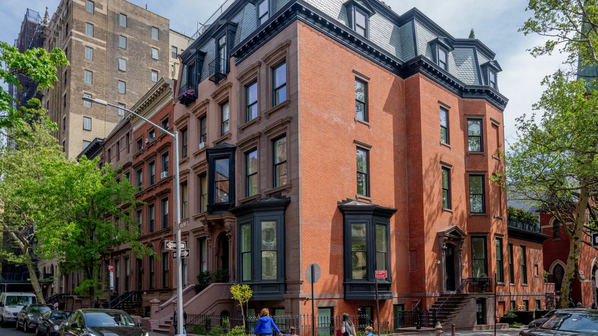 Big Ticket: N.Y.’s Top Sales and Listings in April! April's top sales include a $22 million row house bought by the founder of the beauty brand Glossier. View here → likere.com/blog/big-ticke… - - #newyork #homesforsale #realestate #likere #homebuyer #realestateagent #realtor