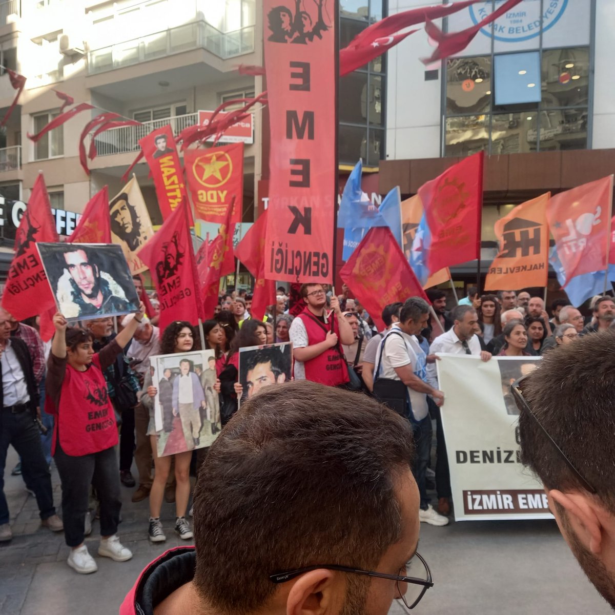 İzmir* İzmir emek ve demokrasi güçlerinin yaptığı ile Türkan saylan kültür merkezi önünde Deniz, Yusuf, Hüseyin icin yapılan anmaya katıldık anma denize karanfil bırakmayla son buldu. Onları anmak onurdur!