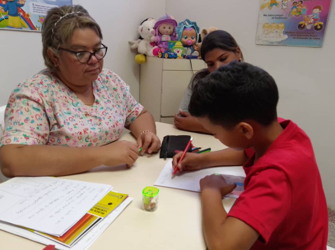 En <a href="/NinoSimonSucre/">Fundación Regional El Niño Simón Sucre</a> brindamos herramientas a los padres para entender mejor a sus hijos y sus procesos de aprendizaje. A través de esta disciplina, los padres pueden detectar a tiempo problemas de aprendizaje y trabajar en su prevención o tratamiento.

<a href="/depintoaracelis/">Aracelis de Pinto</a> 
<a href="/FNNSimon/">Fund. El Niño Simón</a>