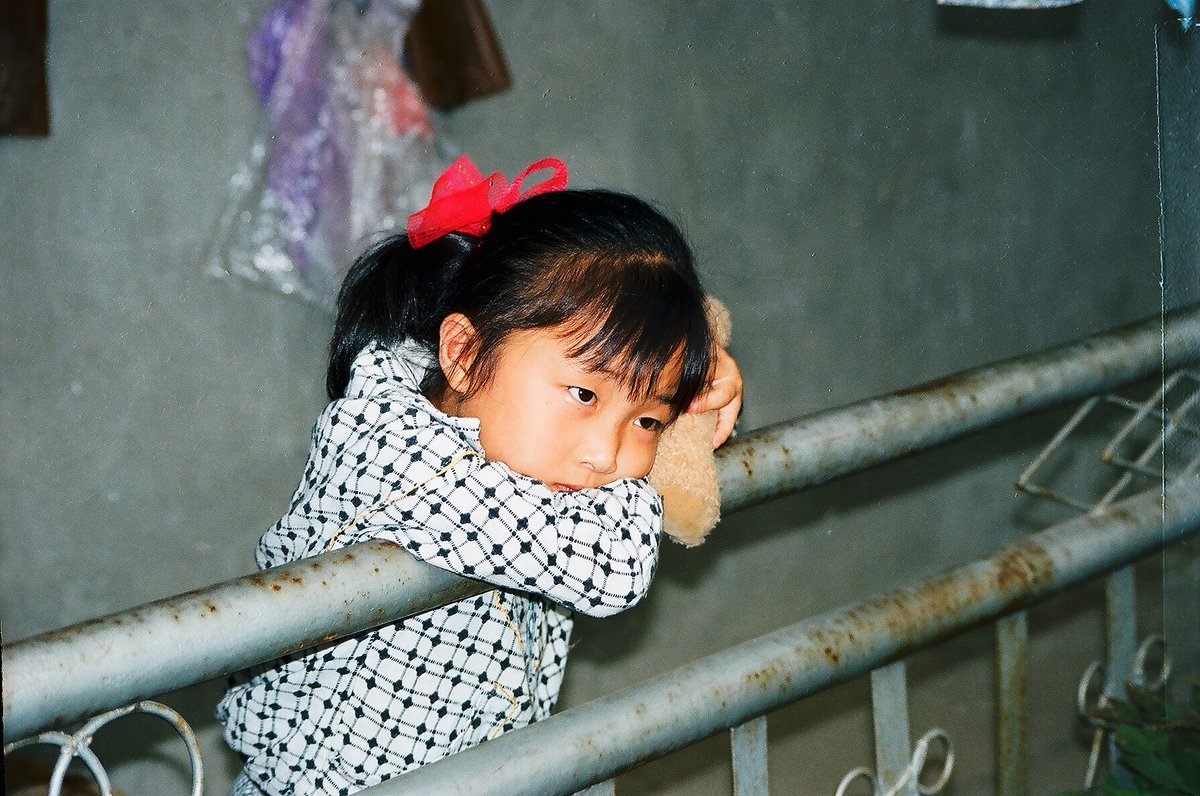 扬州，1993年。这是我在中国留学期间拍的一张照片，也是我最喜欢的一张。不知道这小孩后来过了什么样的一个人生？