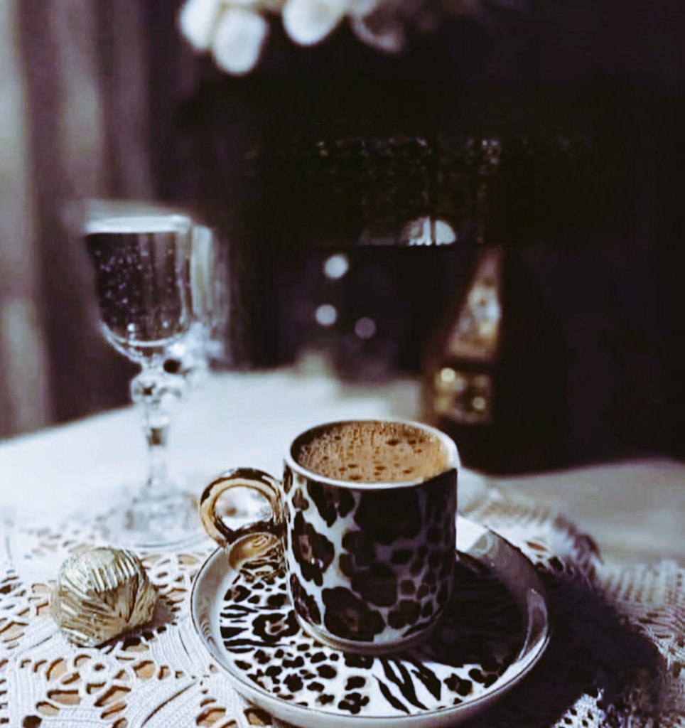 . Belki bir gün seversin diye , Ben hiç kimseyi sevmedim ...🖤 ☕️🚬