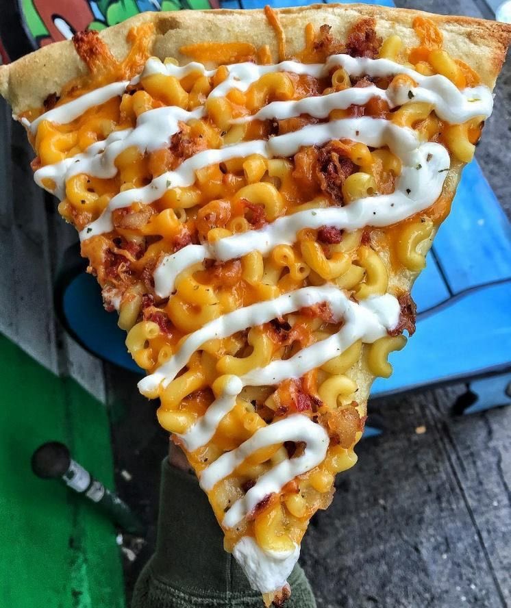 bacon mac and cheese pizza