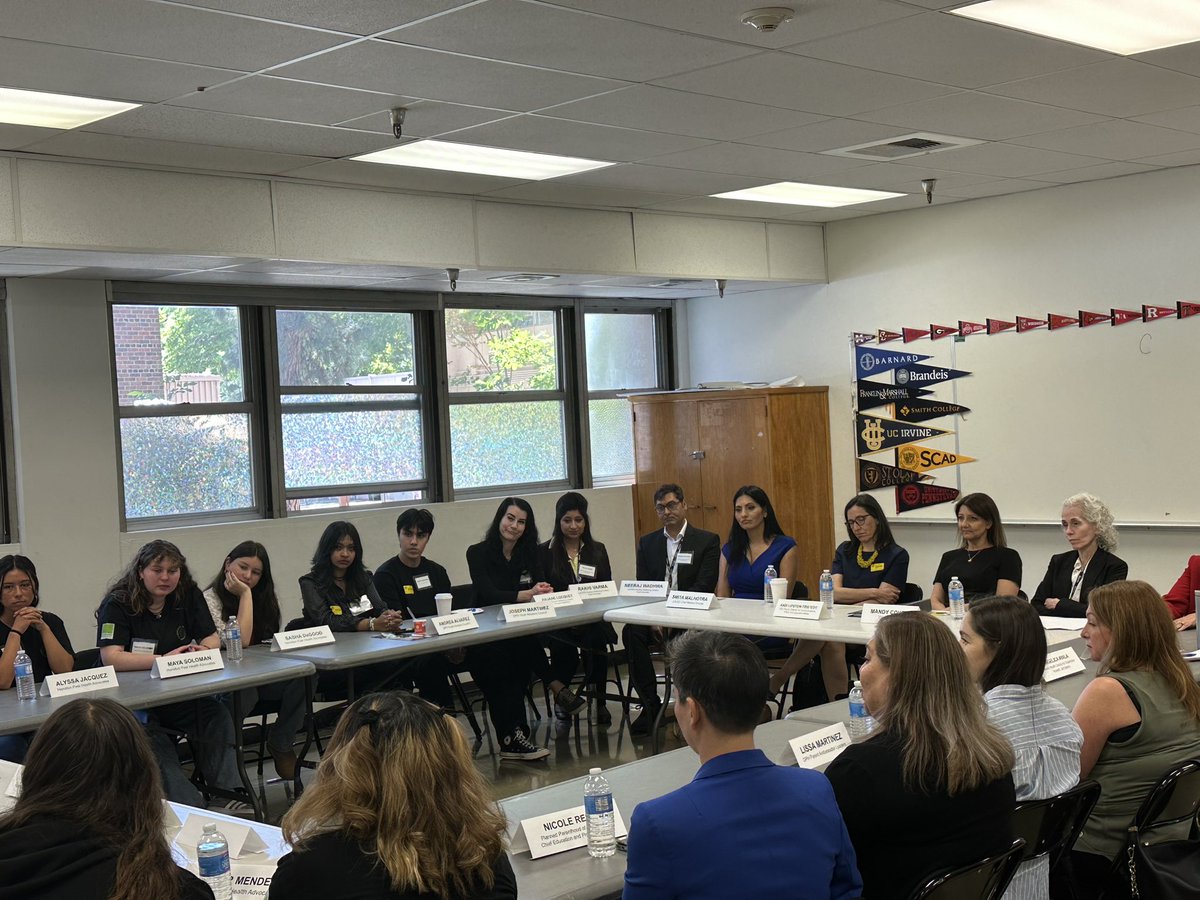 .@CDCDirector Dr. Mandy Cohen visited Hamilton High for a visit to the Wellbeing Center and roundtable discussion with @LASchools Chief Medical Director Dr. Smita Malhotra, @lapublichealth Director Dr. Barbara Ferrer & Hamilton’s Peer Health Advocates