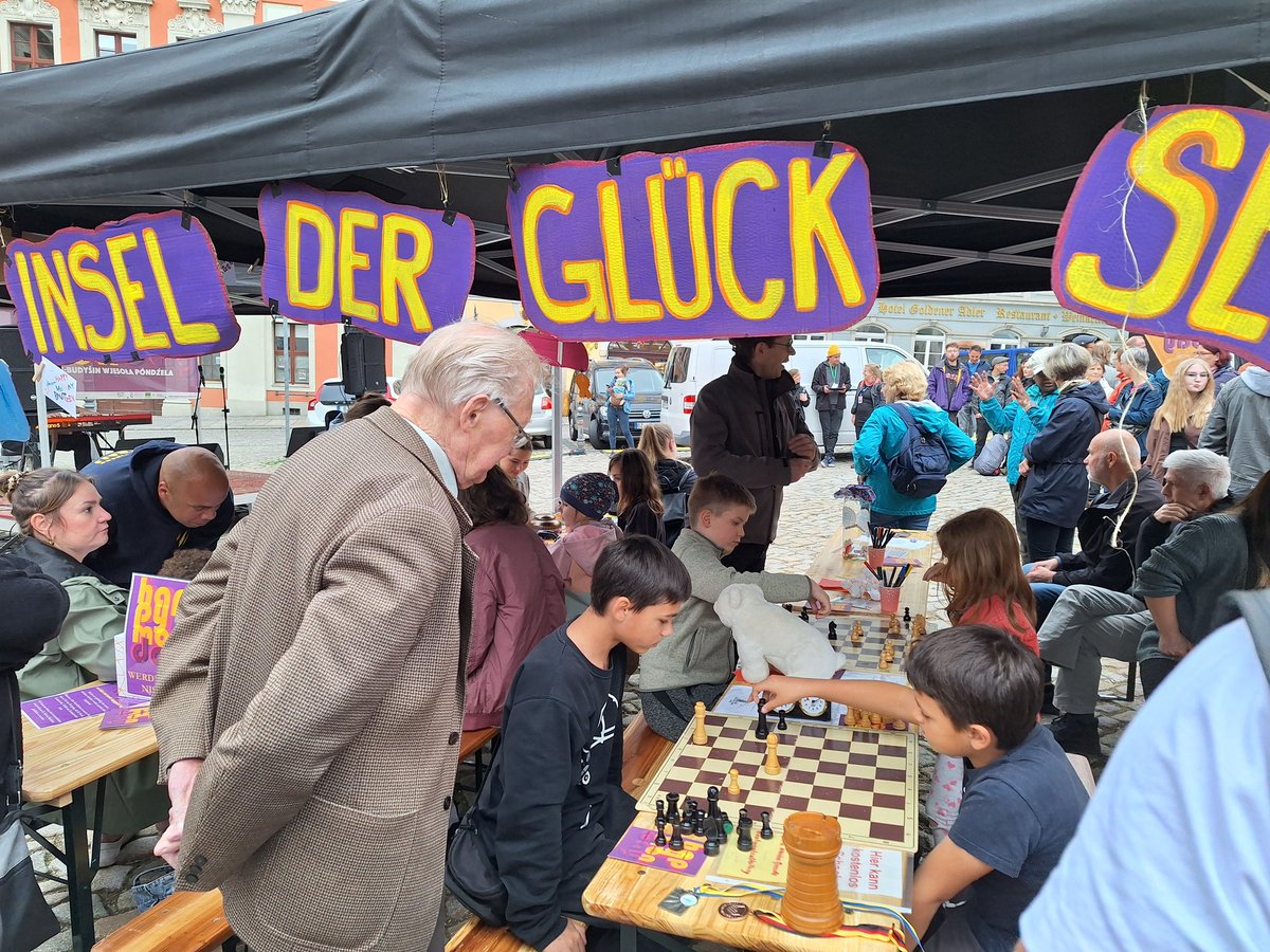 #HappyMonday supercool! #Bautzen tanzt silent mit fetziger Musik auf den Ohren...🤭 Beeindruckende Darbietungen am Piano...Herr Gärtner mit seinen Schachbrettern...@augenauf_ev heute besonders bunt🌈...und vieles mehr🥰 #bz0605