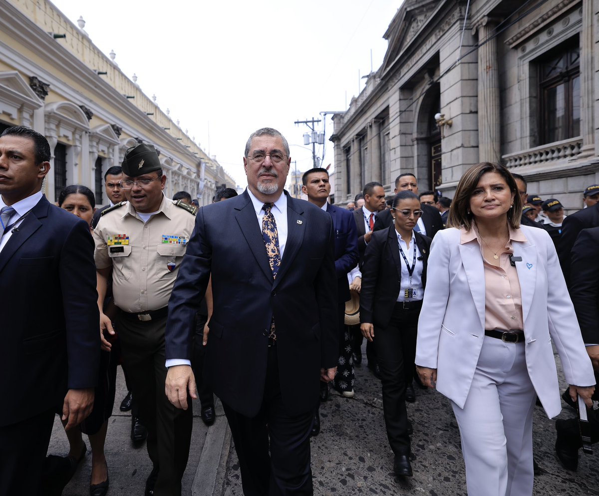 En manos del Congreso. 🤲🏼 Llevamos la propuesta de reforma al Congreso. En defensa de nuestra democracia y de la lucha contra la corrupción, esta reforma busca la rendición de cuentas del fiscal, para que el oscuro ciclo de Consuelo Porras termine. Es el momento de que las…