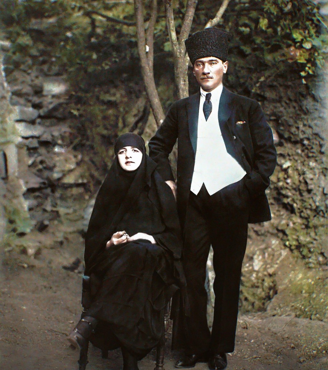 o sırada Latife Hanım Atatürk'le evlenmeden

Önce                                   Sonra